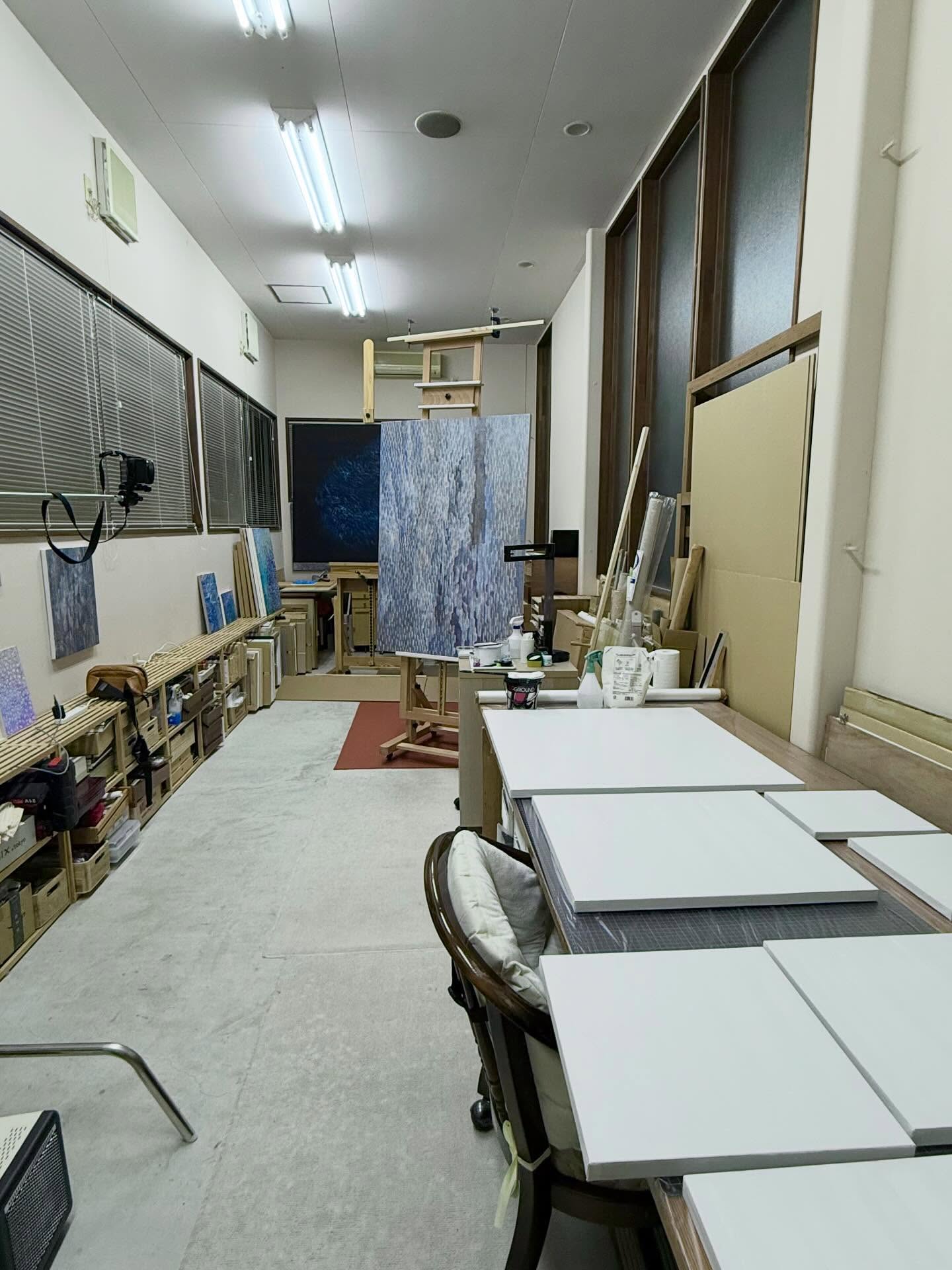 今日も1日色々なことを考え、身体を動かし、精一杯生きた。キャンバス小作品は、出来る限り準備しています。明日も木枠小サイズやアクリルガッシュ絵の具が届きます。