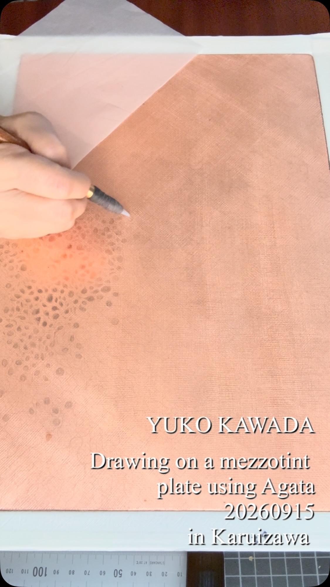 目立てが終わったメゾチント版に、メノウ石のAgataという描画材で、ドローイングして行きます。

私は下絵無しで即興で描きます。

私の人生は失敗ばかりで成り立っているので、今や失敗を恐れない境地までになりました（苦笑）

失敗こそが味であり、その人の個性だとすら思っています。だからどんな人の失敗も愛おしい。そのドラマを正直に作品として残しても愛される世界が、私の想い描く理想の世界です。

I am drawing on a prepared mezzotint plate using an agate tool named Agata.
I draw improvised, without any preliminary sketches.
My life has been built on a series of failures, so I’ve reached a point where I no longer fear making mistakes (laugh).
I actually believe that failures are what add character and reveal a person's true individuality. That’s why I find everyone's missteps so endearing. A world where people can honestly leave their personal dramas behind in their work and still be loved for it—that is the ideal world I dream of.